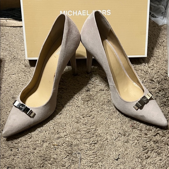 Michael Kors Women's Taupe Heels with Silver Accent - Picture 5 of 7